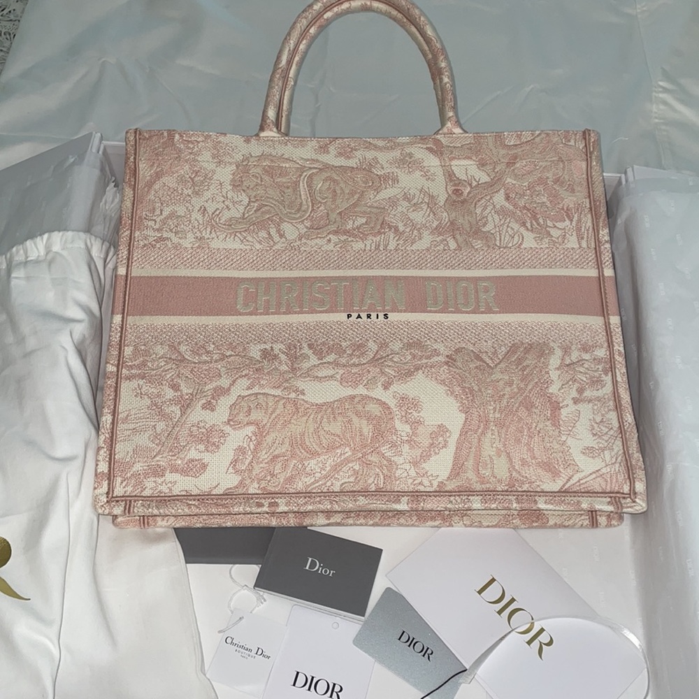 LARGE DIOR BOOK TOTE
Pink Toile de Jouy Embroidery